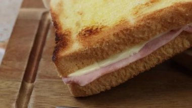 croque monsieur, yakın plan, masanın üstünde.