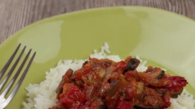 Ratatouille ve pilav, yakın plan, tabakta.