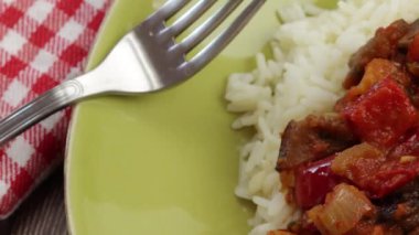 Ratatouille ve pilav, yakın plan, tabakta.