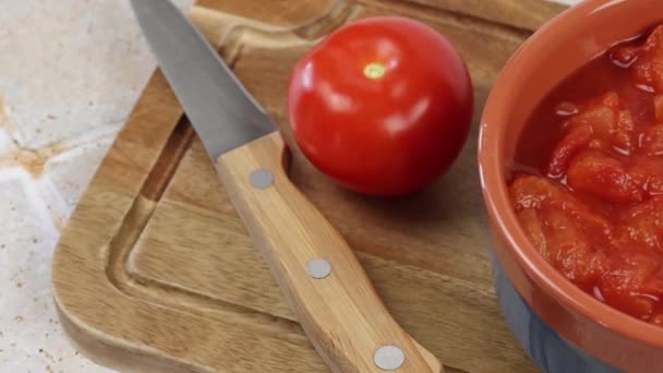 Schüssel Mit Zerkleinerten Tomaten Nahaufnahme Auf Einem Schneidebrett — Stockvideo