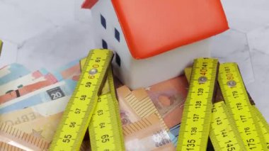 Katlama kuralı, ev ve banknotlar, yakın plan..