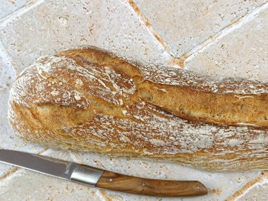 Ekmek, yakın plan, masanın üstünde.