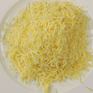 Rendelenmiş peynir, yakın plan, tabakta.