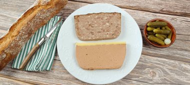 Ördek ciğeri pt ve country pt, yakın plan, masanın üstünde.