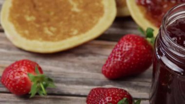 Çilek reçeli ve krep kavanozu, yakın plan.