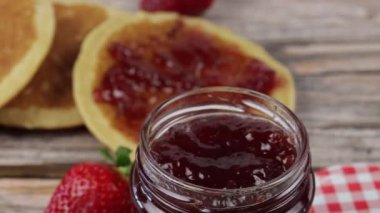 Çilek reçeli ve krep kavanozu, yakın plan.