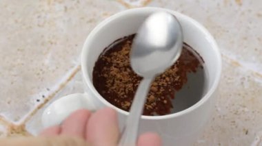 Sıcak suyla karıştırılmış hazır kahve