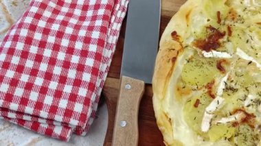 Peynirli ve patatesli turta, yakın plan.