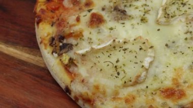 Üç peynirli pizza, yakın plan.