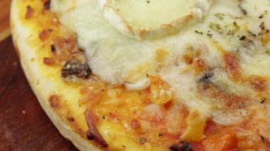 Üç peynirli pizza, yakın plan.