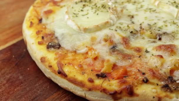 Пицца Тремя Сырами Крупным Планом — стоковое видео