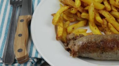Andouillette ve patates kızartması, yakın plan, tabakta.