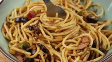 Jambonlu ve sebzeli spagetti, yakın plan.
