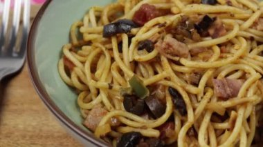 Jambonlu ve sebzeli spagetti, yakın plan.