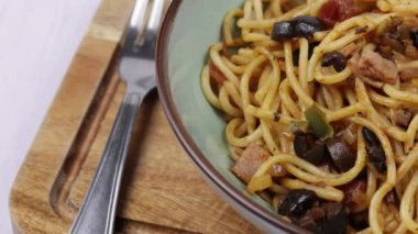 Jambonlu ve sebzeli spagetti, yakın plan.