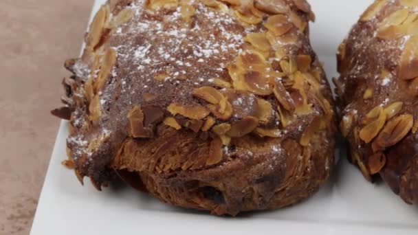 Шоколадный Миндальный Хлеб Крупным Планом — стоковое видео