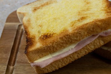 croque monsieur, yakın plan, masanın üstünde.