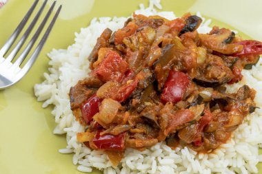 Ratatouille ve pilav, yakın plan, tabakta.
