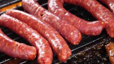 Merguez ızgarada yemek pişiriyor.
