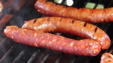 Merguez ızgarada yemek pişiriyor.