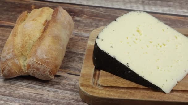 チーズのスライス ピレネーのトムノワール クローズアップ テーブルの上 — ストック動画