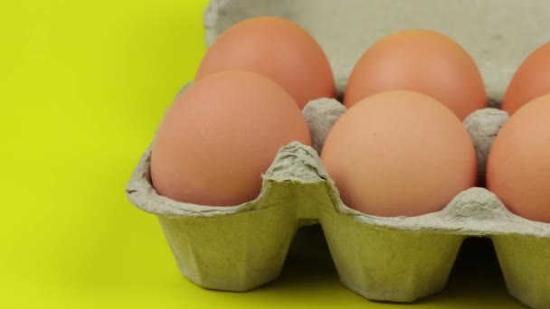 Karton Telur Close Terisolasi Pada Latar Belakang Kuning — Stok Video