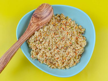 pişmiş tahıl tabağı (buğday, mercimek, arpa, bezelye), üst manzara, yakın çekim