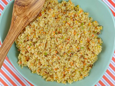 pişmiş tahıl tabağı (buğday, mercimek, arpa, bezelye), üst manzara, yakın çekim