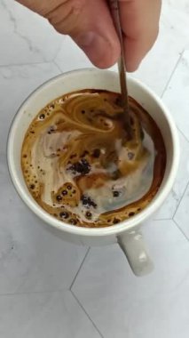 Bir fincan hazır kahve, yakın plan. Masanın üzerinde..