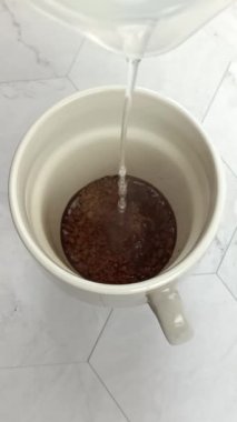 Sıcak suyla dolu bir fincan hazır kahve.