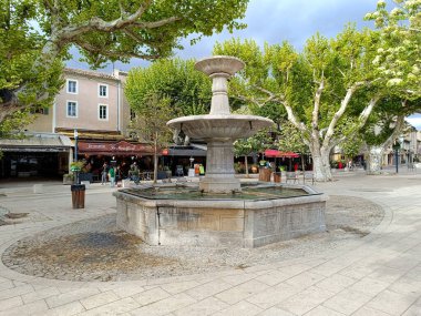 Vaison la Romaine, Vaucluse, Fransa - 04262024: Vaison la Romaine 'deki Montfort Meydanı
