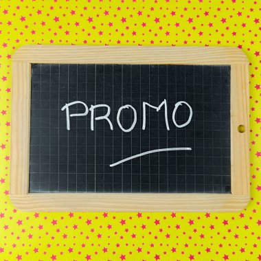 Tanıtım sözcüğü bir tahtada yazılı.