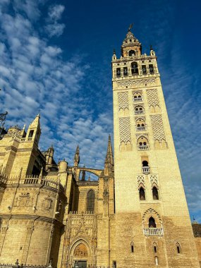 Seville, Endülüs, İspanya - 04212024: The Cathedral of Saint Mary of the See, ya da Seville Katedrali, İspanya 'daki UNESCO Dünya Mirası Bölgesi..
