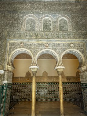 Seville, Endülüs, İspanya - 04212024 Sevilla 'nın tavanı ve duvarları. Sevilla, Endülüs, İspanya