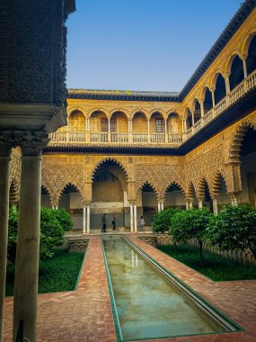 Seville, Endülüs, İspanya - 04212024: Sevilla Alcazar 'ın iç avlusu. Sevilla, Endülüs, İspanya
