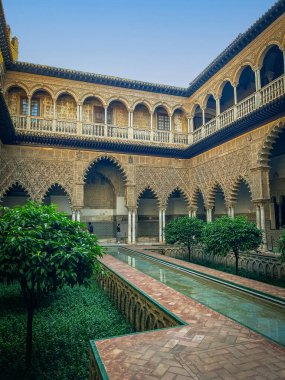Seville, Endülüs, İspanya - 04212024: Sevilla Alcazar 'ın iç avlusu. Sevilla, Endülüs, İspanya