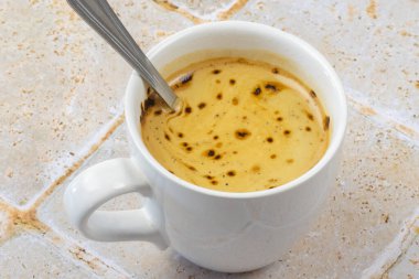 Bir fincan hazır kahve, yakın plan. Masanın üzerinde..