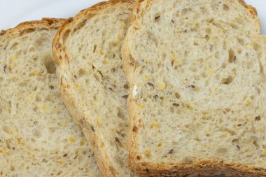 Bir tabakta kepekli ekmek dilimleri, yakın plan.