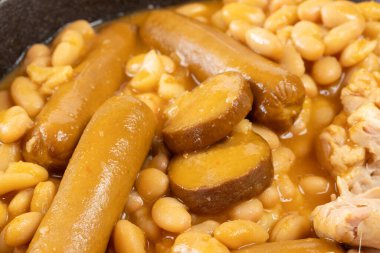 Biftek tabağı, yakın plan, masanın üstünde.