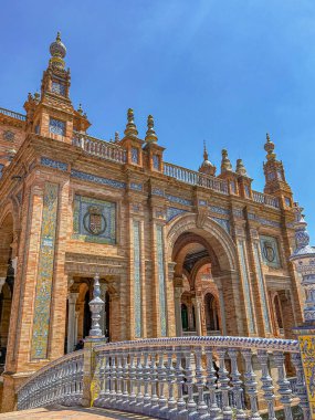 Sville, Andalousie, Espagne - 0422024: İspanya 'nın Sevilla kentindeki İspanyol Meydanı (Plaza de Espana)