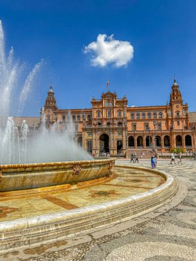 Sville, Andalousie, Espagne - 0422024: İspanya 'nın Sevilla kentindeki İspanyol Meydanı (Plaza de Espana)