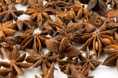 Beyaz arkaplanda yakın plan birkaç yıldız anisesi var.