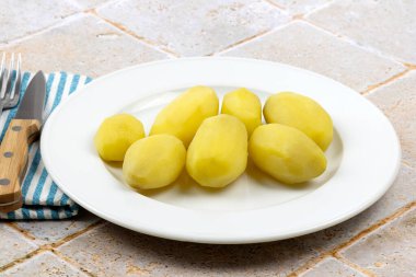 bir tabağa haşlanmış patates