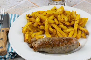 Andouillette ve patates kızartması, yakın plan, tabakta.