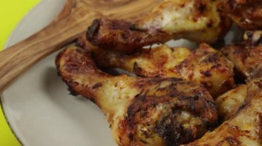 Izgara tavuk parçaları, yakın plan, tabakta.
