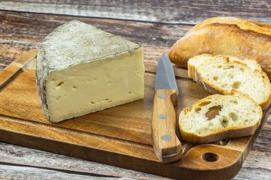 Peynir: Tomme de Savoie, yakın plan, masanın üstünde.