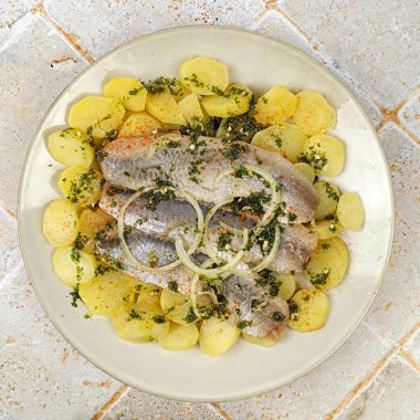 Ringa filetosu ve patates salatası, yakın plan.