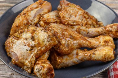Terbiye edilmiş tavuk parçaları, yakın plan, tabakta.