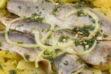 Ringa filetosu ve patates salatası, yakın plan.