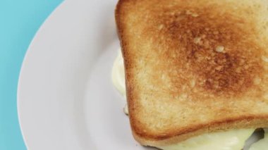 Peynirli tost, yakın plan, tabakta.